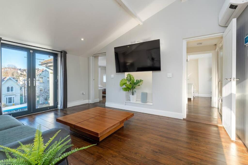 Smart-Home In Original Victorian Building Бристоль Экстерьер фото