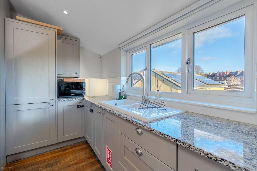 Smart-Home In Original Victorian Building Бристоль Экстерьер фото